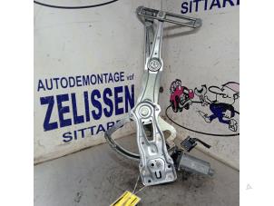 Gebruikte Ruitmechaniek 4Deurs rechts-voor Mercedes CLK (C208) 2.0 200 16V Prijs € 47,25 Margeregeling aangeboden door Zelissen V.O.F. autodemontage