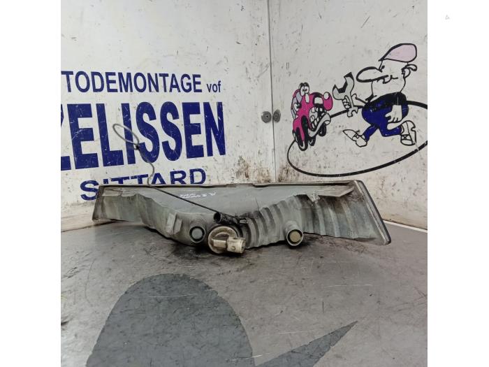 Richtingaanwijzer rechts van een Nissan Primastar 2.5 dCi 140 16V 2004