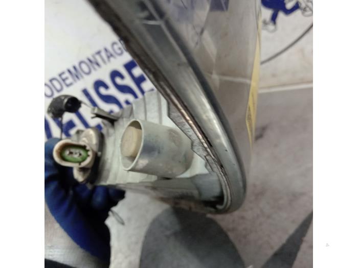 Richtingaanwijzer rechts van een Nissan Primastar 2.5 dCi 140 16V 2004