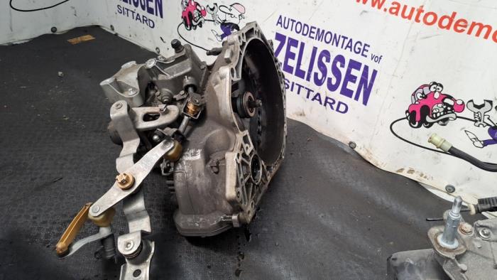 Gebruikte Versnellingsbak Opel Corsa E 1.4 16V Prijs € 498,75 Margeregeling aangeboden door Zelissen V.O.F. autodemontage