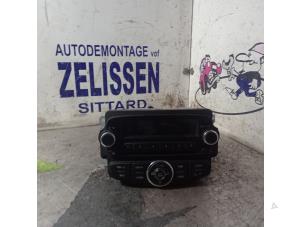Gebruikte Radio CD Speler Chevrolet Aveo (300) 1.3 D 16V Prijs € 183,75 Margeregeling aangeboden door Zelissen V.O.F. autodemontage