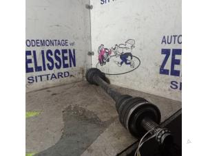 Gebruikte Aandrijfas links-achter Mercedes C Sportcoupé (C203) 2.0 C-200K 16V Prijs € 42,00 Margeregeling aangeboden door Zelissen V.O.F. autodemontage