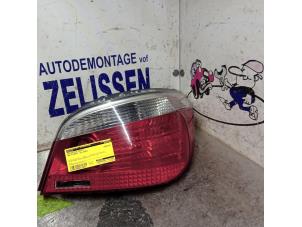 Gebruikte Achterlicht rechts BMW 5 serie (E60) 530i 24V Prijs € 42,00 Margeregeling aangeboden door Zelissen V.O.F. autodemontage