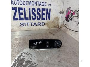 Gebruikte Elektrisch Raam Schakelaar Renault Clio IV Estate/Grandtour (7R) 1.5 Energy dCi 90 FAP Prijs € 31,50 Margeregeling aangeboden door Zelissen V.O.F. autodemontage