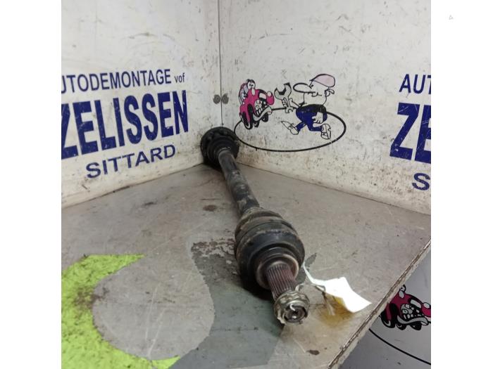 Gebruikte Aandrijfas links-achter BMW 5 serie (E60) 530i 24V Prijs € 89,25 Margeregeling aangeboden door Zelissen V.O.F. autodemontage
