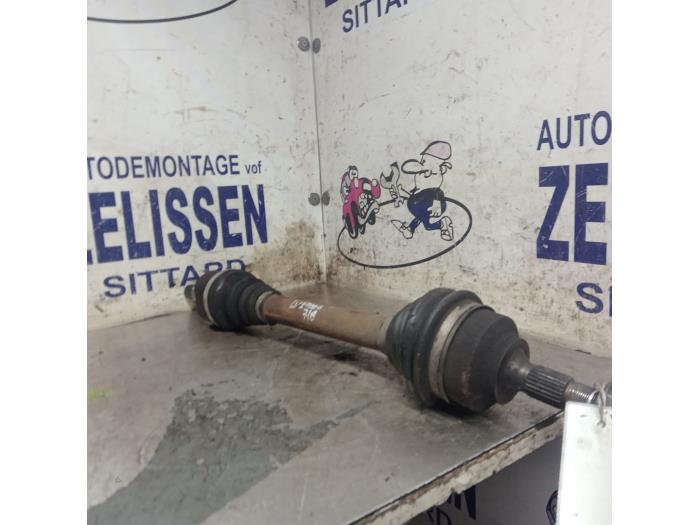 Gebruikte Aandrijfas links-voor Peugeot 308 (4A/C) 1.6 VTI 16V Prijs € 42,00 Margeregeling aangeboden door Zelissen V.O.F. autodemontage