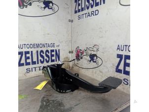 Gebruikte Rempedaal Mercedes E Estate (S212) E-200 CDI 16V BlueEfficiency,BlueTEC Prijs € 36,75 Margeregeling aangeboden door Zelissen V.O.F. autodemontage