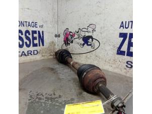 Gebruikte Aandrijfas links-voor Renault Megane II Grandtour (KM) 2.0 16V Prijs € 36,75 Margeregeling aangeboden door Zelissen V.O.F. autodemontage