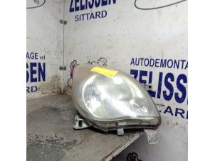 Gebruikte Koplamp rechts Daihatsu Cuore (L251/271/276) 1.0 12V DVVT Prijs € 42,00 Margeregeling aangeboden door Zelissen V.O.F. autodemontage
