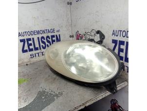Gebruikte Koplamp links Nissan Micra (K12) 1.2 16V Prijs € 36,75 Margeregeling aangeboden door Zelissen V.O.F. autodemontage
