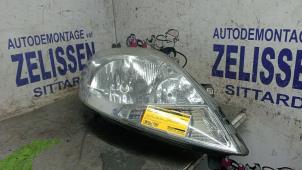 Gebruikte Koplamp rechts Renault Trafic New (FL) 2.0 dCi 16V 90 Prijs € 68,25 Margeregeling aangeboden door Zelissen V.O.F. autodemontage