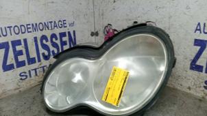 Gebruikte Linker Koplamp Mercedes C Combi (S203) 2.2 C-220 CDI 16V Prijs € 47,25 Margeregeling aangeboden door Zelissen V.O.F. autodemontage