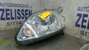 Gebruikte Koplamp links Volkswagen Fox (5Z) 1.2 Prijs € 42,00 Margeregeling aangeboden door Zelissen V.O.F. autodemontage