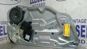 Gebruikte Ruitmechaniek 4Deurs links-voor Volvo S40 (MS) 1.6 D 16V Prijs € 68,25 Margeregeling aangeboden door Zelissen V.O.F. autodemontage