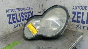 Gebruikte Koplamp links Mercedes C Combi (S203) 2.0 C-200K 16V Prijs € 131,25 Margeregeling aangeboden door Zelissen V.O.F. autodemontage