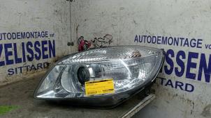 Gebruikte Linker Koplamp Skoda Roomster (5J) 1.4 TDI 80 Prijs € 173,25 Margeregeling aangeboden door Zelissen V.O.F. autodemontage