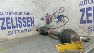 Gebruikte Homokineetas links-voor Renault Modus/Grand Modus (JP) 1.6 16V Prijs € 42,00 Margeregeling aangeboden door Zelissen V.O.F. autodemontage