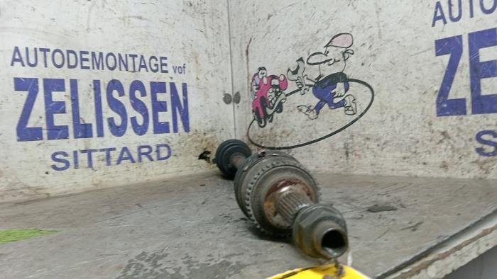 Gebruikte Aandrijfas links-voor Suzuki Swift (ZA/ZC/ZD1/2/3/9) 1.3 VVT 16V Prijs € 42,00 Margeregeling aangeboden door Zelissen V.O.F. autodemontage