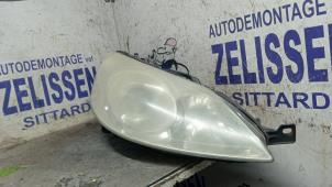 Gebruikte Rechter Koplamp Peugeot 407 (6D) 2.0 16V Prijs € 47,25 Margeregeling aangeboden door Zelissen V.O.F. autodemontage
