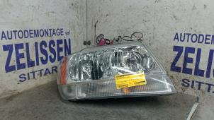 Gebruikte Koplamp rechts Jeep Grand Cherokee (WG/WJ) 4.7i V-8 Prijs € 120,75 Margeregeling aangeboden door Zelissen V.O.F. autodemontage