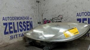 Gebruikte Linker Koplamp Peugeot 107 1.0 12V Prijs € 42,00 Margeregeling aangeboden door Zelissen V.O.F. autodemontage