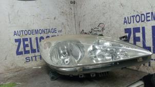 Gebruikte Koplamp rechts Peugeot 307 SW (3H) 2.0 16V Prijs € 36,75 Margeregeling aangeboden door Zelissen V.O.F. autodemontage