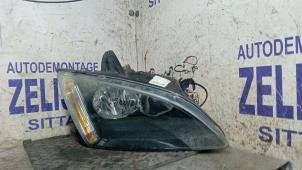 Gebruikte Koplamp rechts Ford Focus 2 1.6 Ti-VCT 16V Prijs € 36,75 Margeregeling aangeboden door Zelissen V.O.F. autodemontage