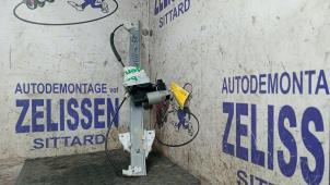 Gebruikte Raammechaniek 4Deurs rechts-voor Mazda CX-7 2.3 MZR DISI Turbo 16V Prijs € 52,50 Margeregeling aangeboden door Zelissen V.O.F. autodemontage