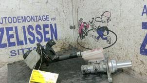 Gebruikte Hoofdremcilinder Mazda CX-7 2.3 MZR DISI Turbo 16V Prijs € 36,75 Margeregeling aangeboden door Zelissen V.O.F. autodemontage