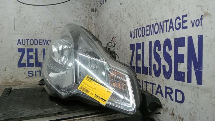 Koplamp rechts van een Citroën DS3 (SA) 1.6 VTi 120 16V 2012