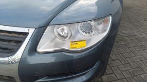 Gebruikte Koplamp links Volkswagen Touareg (7LA/7L6) 3.6 V6 24V FSI Prijs € 628,95 Margeregeling aangeboden door Zelissen V.O.F. autodemontage