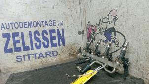 Gebruikte Injector brug Opel Corsa D 1.6i OPC 16V Turbo Prijs € 47,25 Margeregeling aangeboden door Zelissen V.O.F. autodemontage