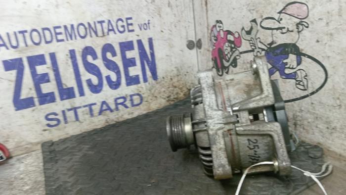 Gebruikte Dynamo Opel Corsa D 1.6i OPC 16V Turbo Prijs € 42,00 Margeregeling aangeboden door Zelissen V.O.F. autodemontage