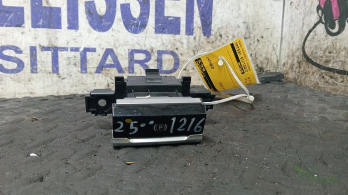 Gebruikte Handrem schakelaar Citroen C4 Picasso (3D/3E) 2.0 Blue HDI 150 Prijs € 36,75 Margeregeling aangeboden door Zelissen V.O.F. autodemontage