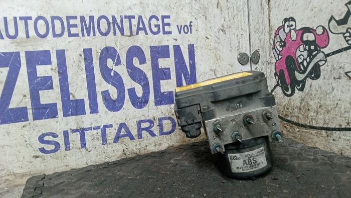 Gebruikte ABS Pomp Kia Carens III (FG) 2.0i CVVT 16V Prijs € 173,25 Margeregeling aangeboden door Zelissen V.O.F. autodemontage