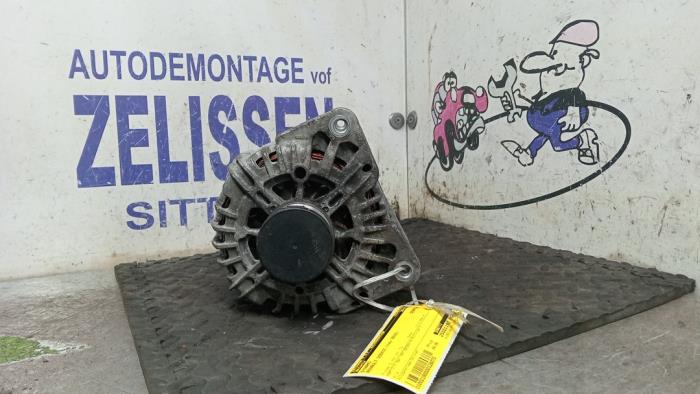 Gebruikte Dynamo Renault Scénic III (JZ) 2.0 16V CVT Prijs € 52,50 Margeregeling aangeboden door Zelissen V.O.F. autodemontage