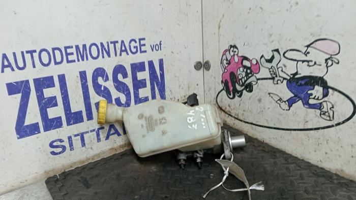 Gebruikte Hoofdremcilinder Citroen C3 Picasso (SH) 1.4 16V VTI 95 Prijs € 31,50 Margeregeling aangeboden door Zelissen V.O.F. autodemontage
