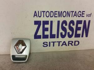 Gebruikte Handgreep Achterklep Renault Laguna II (BG) 1.8 16V Prijs op aanvraag aangeboden door Zelissen V.O.F. autodemontage