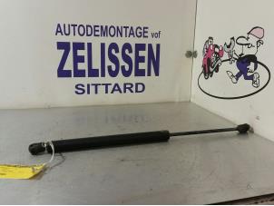 Gebruikte Motorkapdemper rechts Audi A6 Prijs op aanvraag aangeboden door Zelissen V.O.F. autodemontage