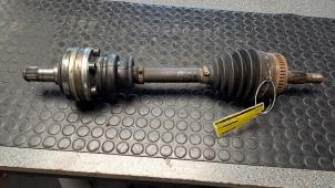 Gebruikte Aandrijfas links-voor Mercedes Vito (638.1/2) 2.3 108D Prijs € 78,75 Margeregeling aangeboden door Zelissen V.O.F. autodemontage