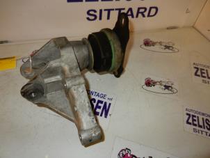 Gebruikte Motorsteun Peugeot 407 SW (6E) 2.2 16V Prijs € 42,00 Margeregeling aangeboden door Zelissen V.O.F. autodemontage
