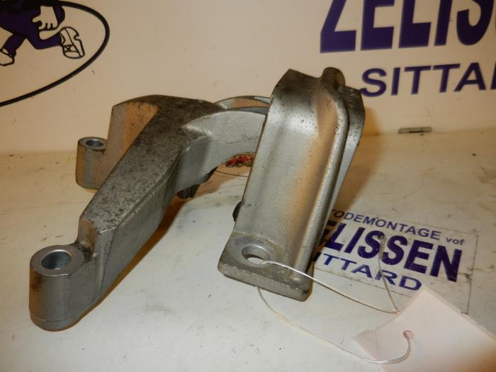 Gebruikte Motorrubber Renault Twingo II (CN) 1.2 Prijs op aanvraag aangeboden door Zelissen V.O.F. autodemontage