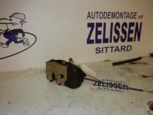 Gebruikte Deurslot Mechaniek 4Deurs links-voor Opel Zafira (F75) 1.6 16V Prijs op aanvraag aangeboden door Zelissen V.O.F. autodemontage