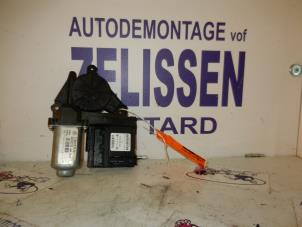 Gebruikte Motor electrisch raam Volkswagen Touran (1T1/T2) 2.0 TDI DPF Prijs op aanvraag aangeboden door Zelissen V.O.F. autodemontage