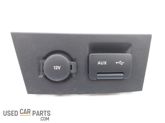 AUX/USB aansluiting - Kia Pro Cee'd - O63814