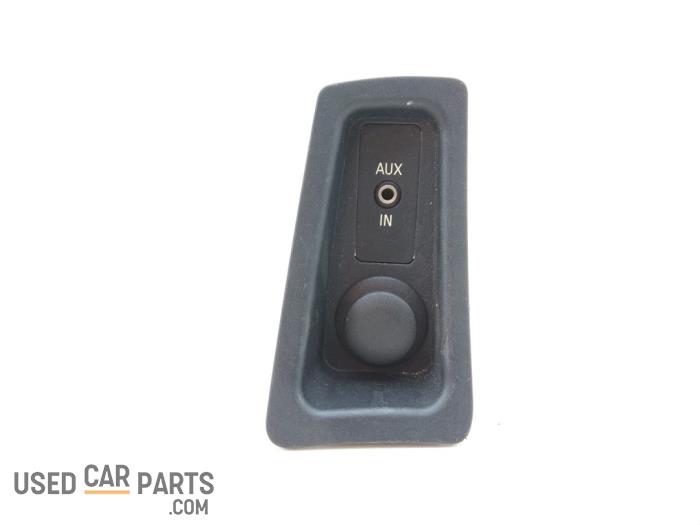 AUX/USB aansluiting - BMW 1-Serie - O70531