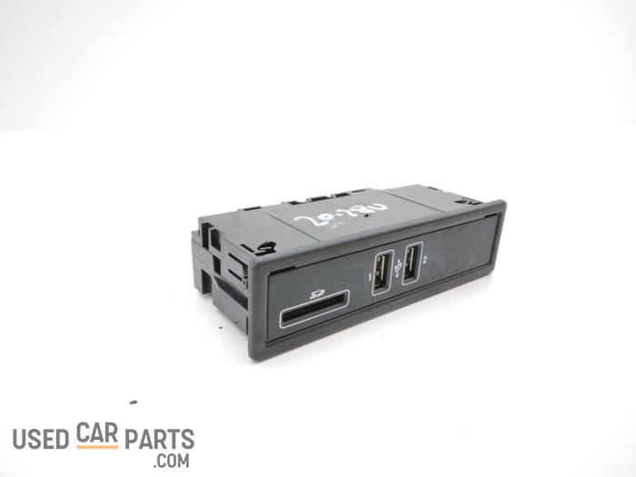 AUX/USB aansluiting - Mercedes C-Klasse - O78201