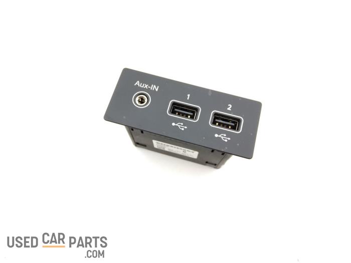 AUX/USB aansluiting - Renault Clio - O90036