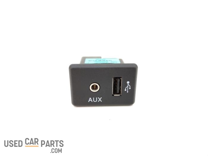 AUX/USB aansluiting - Nissan Pulsar - O100682