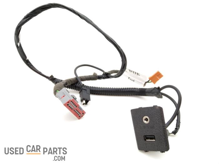 AUX/USB aansluiting - Ford Transit Connect - O104946